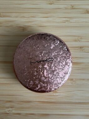MAC Cosmetics Whisper of Gilt Gold Highlighter